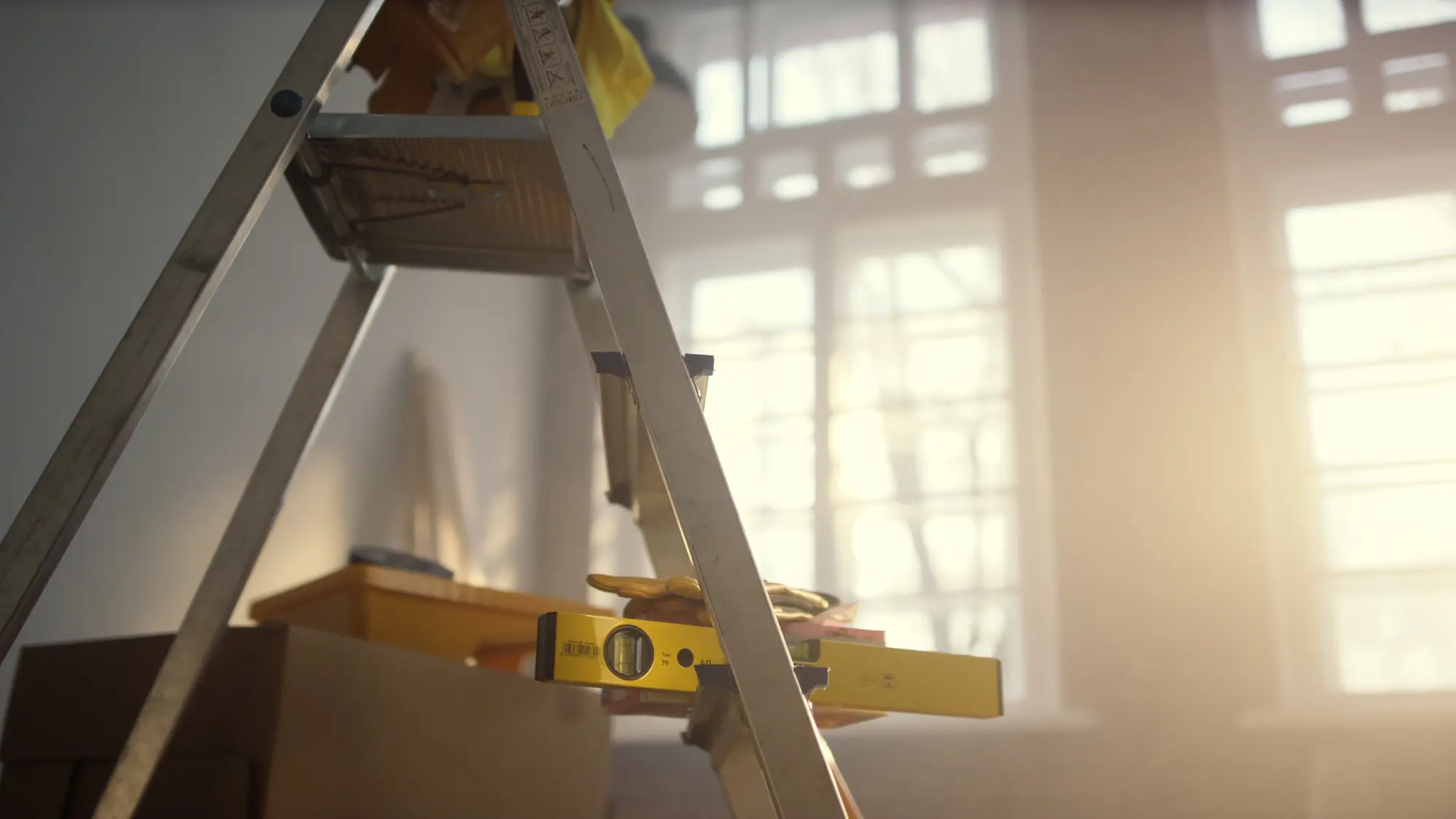 Leiter und Werkzeug bei einer Wohnungssanierung